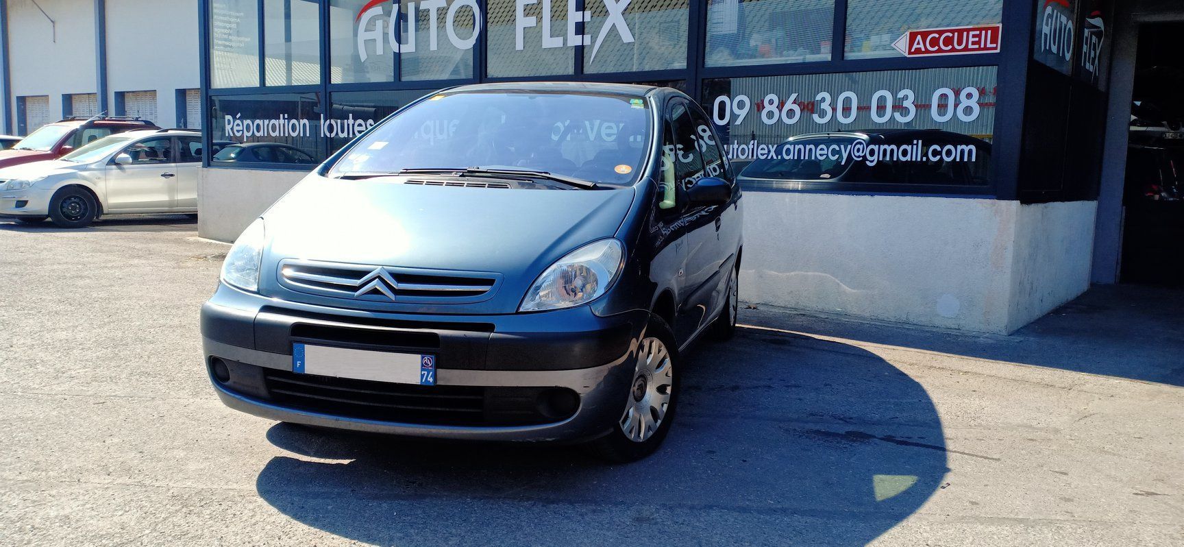 Le devant d'une voiture moyenne.