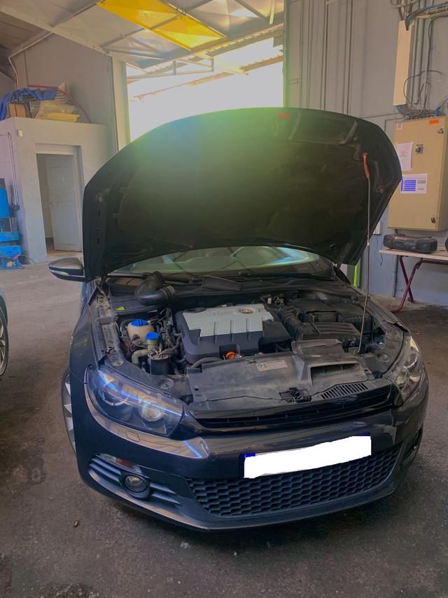 Une voiture avec le capot ouvert.