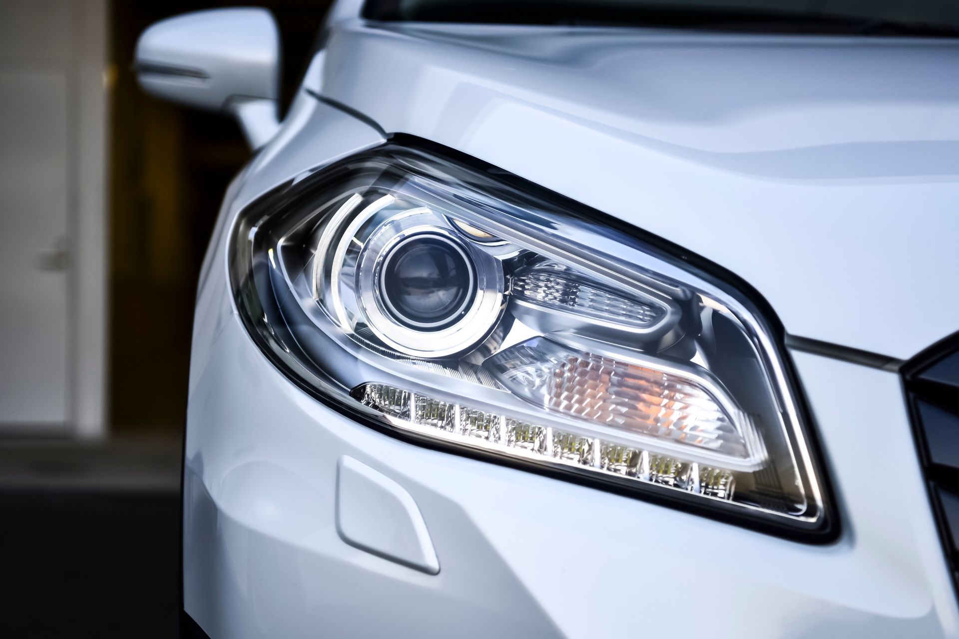 Phare de voiture blanc et feux LED.