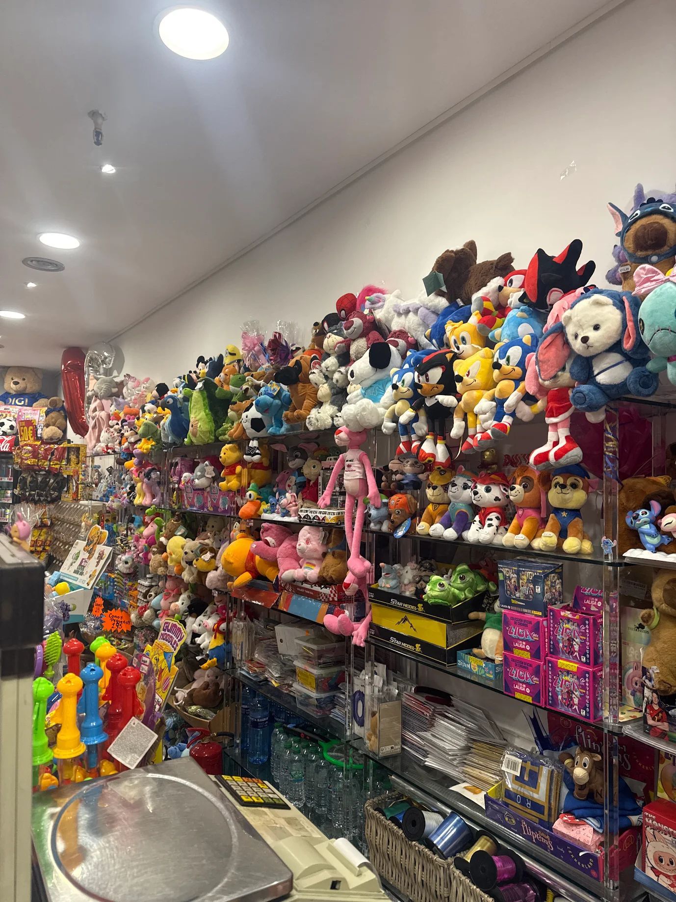 Los peluches abundan en las tiendas, incluyendo personajes de dibujos animados y juguetes de peluche. Una selección abrumadora.
