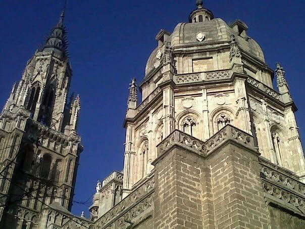 Dos torres de catedral de piedra contra un cielo azul.