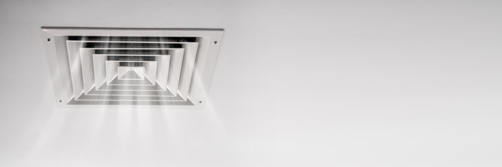 Bouche d'aération au plafond avec de l'air qui en sort