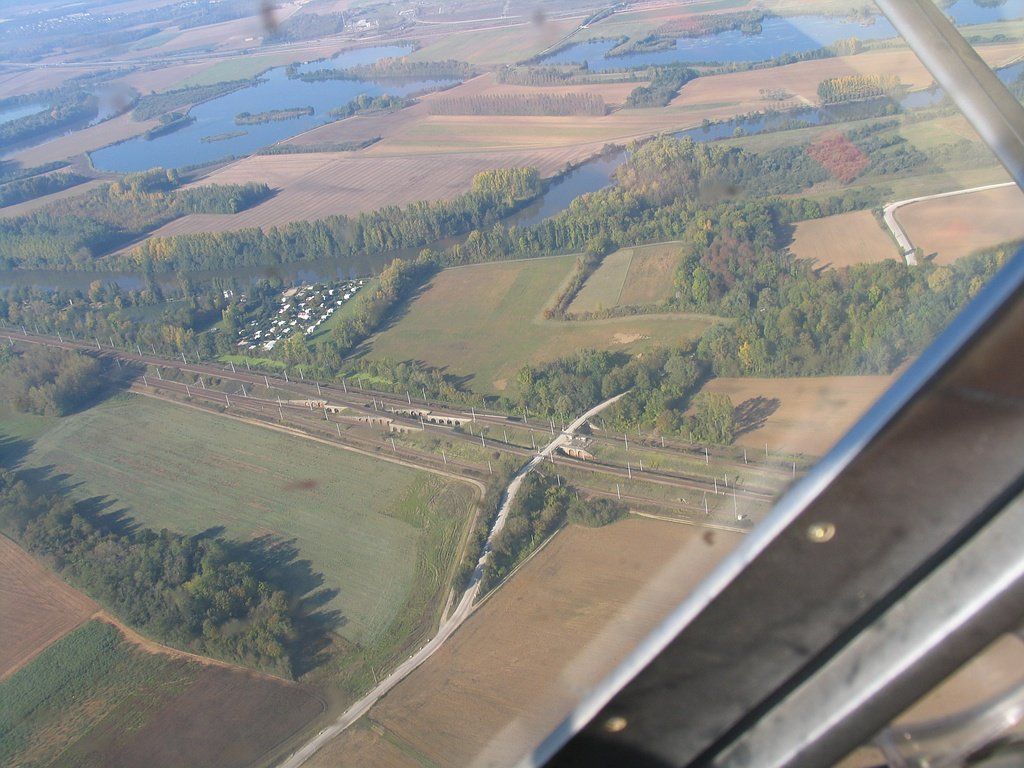 Route et voie ferrée vue du ciel
