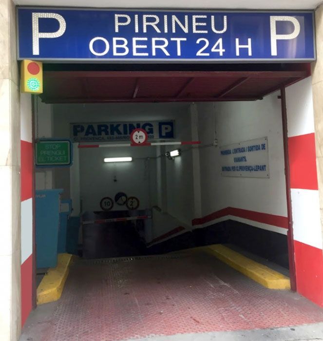 Entrada a un aparcamiento con un cartel que dice pirineu obert 24 h