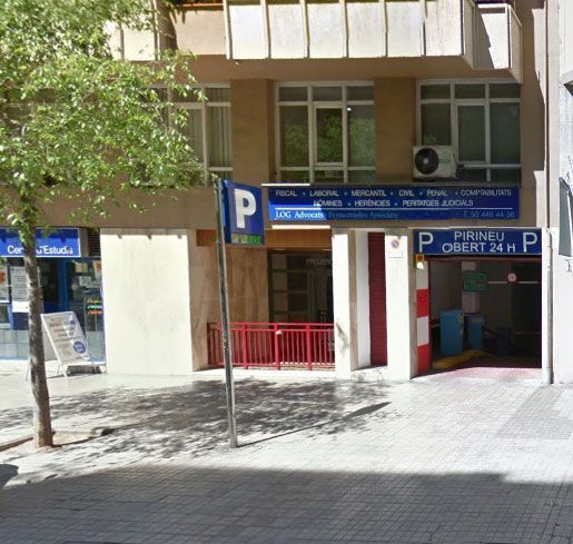 Un edificio con un cartel que dice p