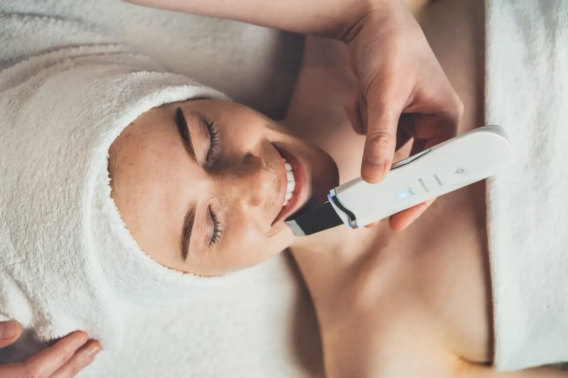 Primer plano del ojo y la ceja de una persona después de un procedimiento cosmético