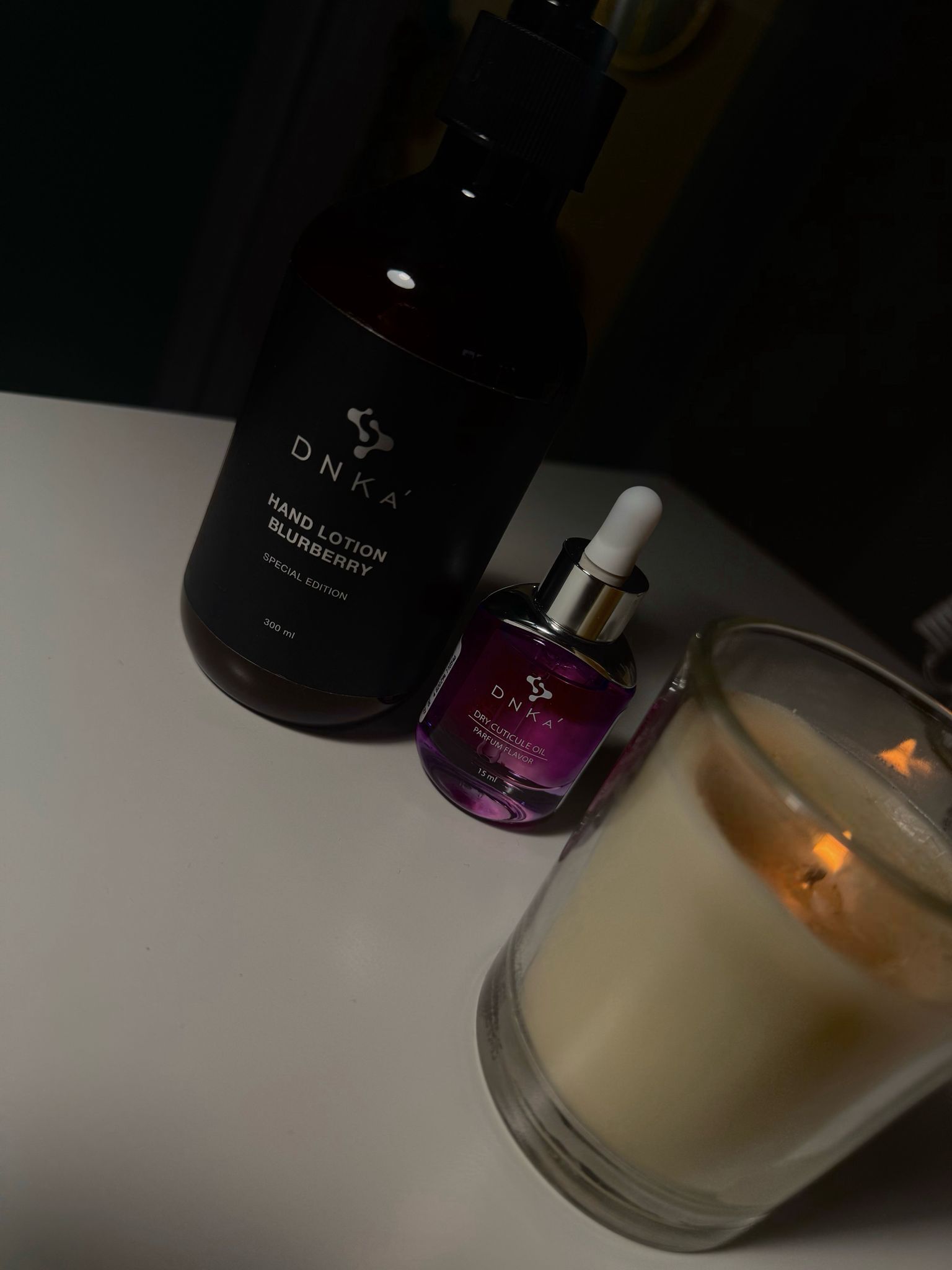 Manos con uñas cuadradas en estilo manicura francesa, algunas con adornos dorados.