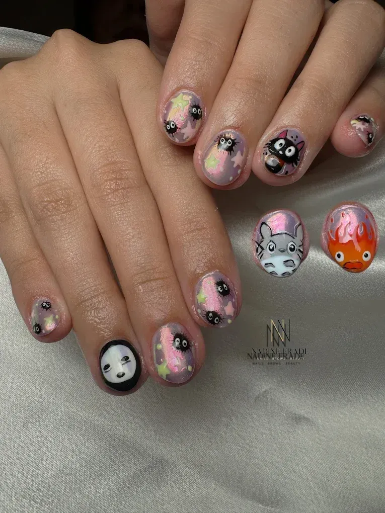 Arte de uñas con personajes de El viaje de Chihiro, incluidos No-Face y sprites de hollín