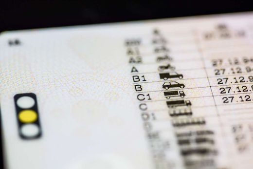 Un primer plano de una licencia de conducir sobre una mesa.