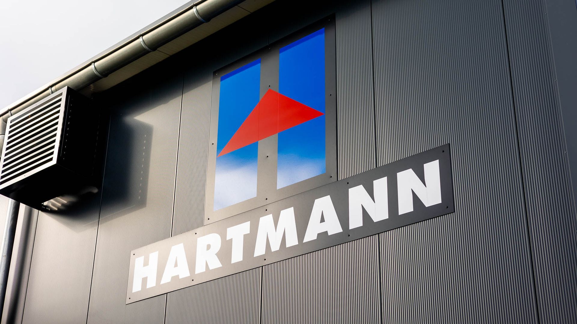 Das Wort Hartmann steht an der Seite eines Gebäudes