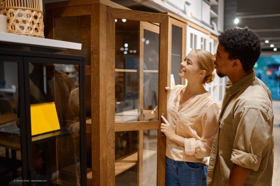 Zwei Menschen in einem Möbelladen