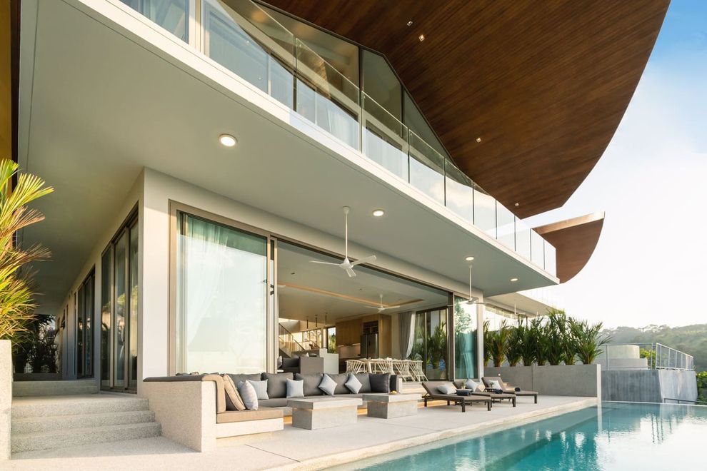 Villa moderne avec des chaises longues pliantes et une piscine