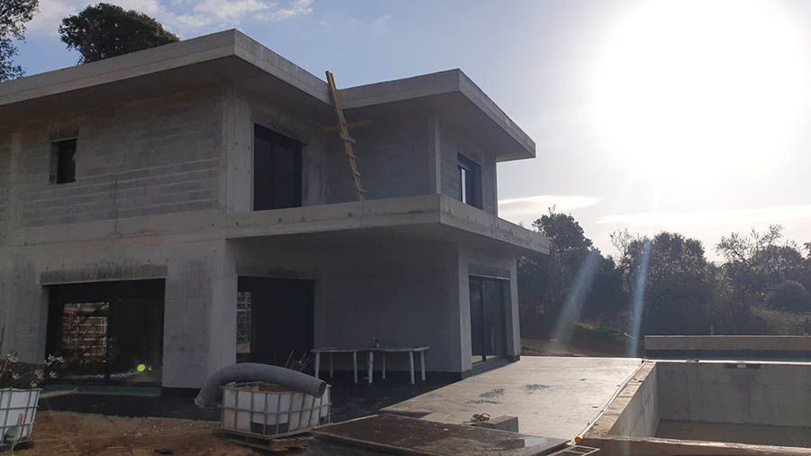 Maison en construction avec le soleil qui brille fort