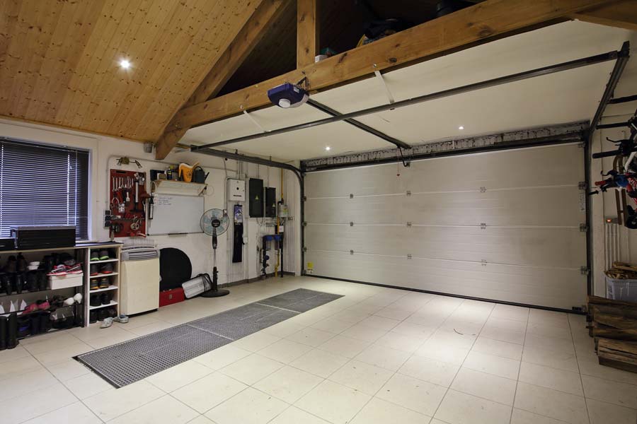 Intérieur d'un garage blanc deux places pour voitures
