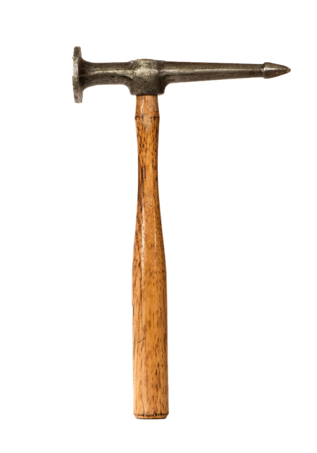 Marteau de carrossier à manche en bois, tête plate et pointe acérée, isolé sur fond blanc.