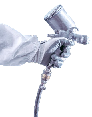 Main tenant un pistolet à peinture argentée, portant des gants et une manche de protection.