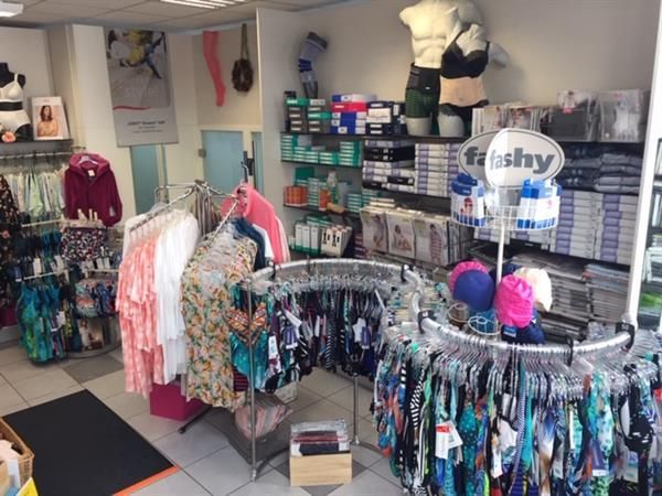 Ein Laden voller Kleidung und einem Luftballon mit der Aufschrift „Freshy“