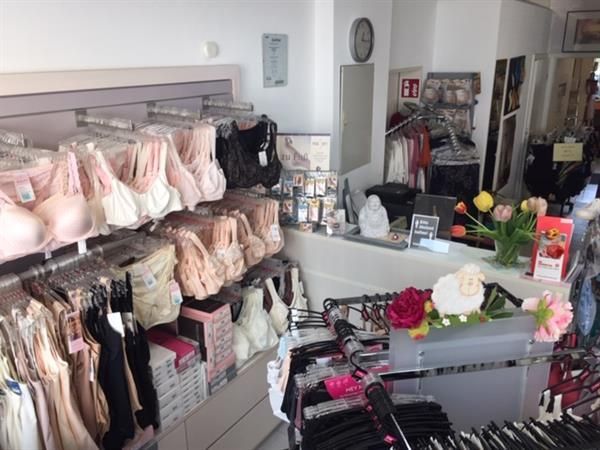 Ein Geschäft voller BHs und Unterwäsche
