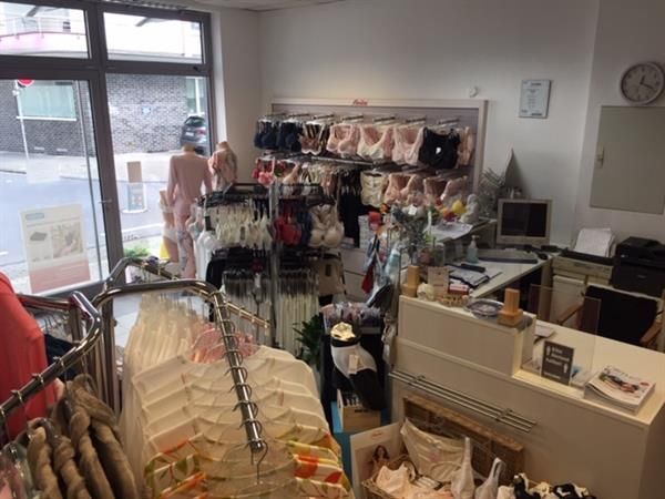 Ein Laden voller Kleidung und einer Theke.