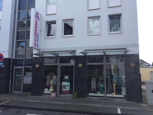 Ein Gebäude mit einem Schild mit der Aufschrift