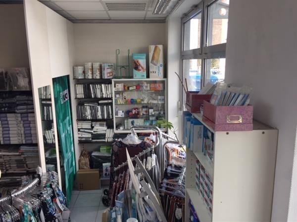 Ein Raum mit vielen Regalen und Kisten darauf