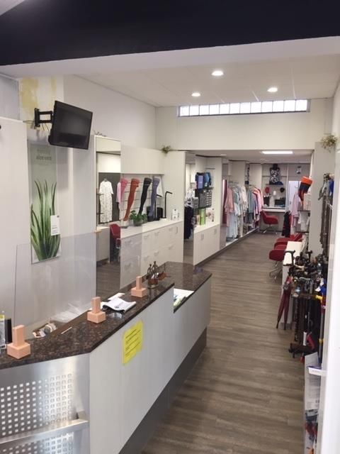 Ein langer Flur mit einer Theke und einem Fernseher an der Wand