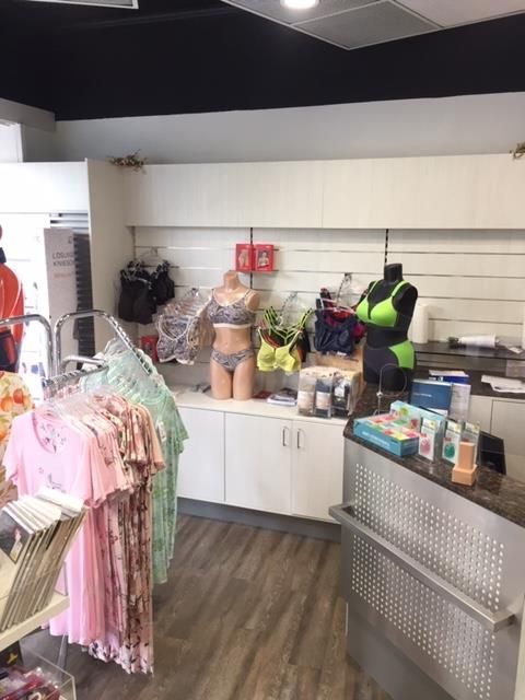 Ein Laden voller Kleidung und einer Schaufensterpuppe im Bikini.