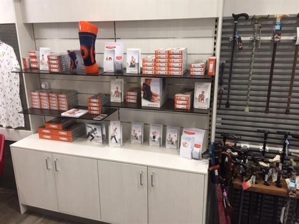 Ein Regal in einem Geschäft voller Socken und Stöcke.