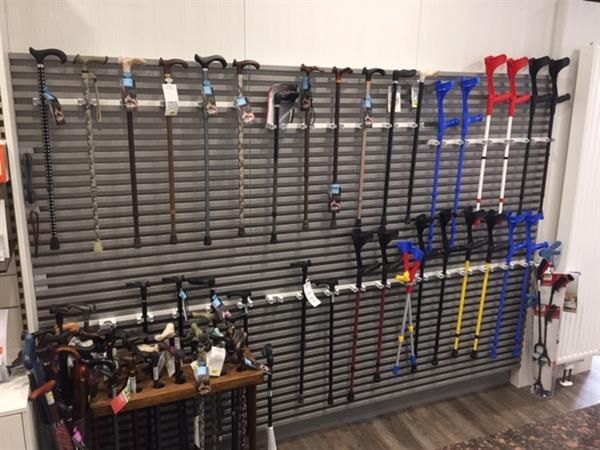 Eine Wand mit einem Haufen Stöcke und Krücken darauf