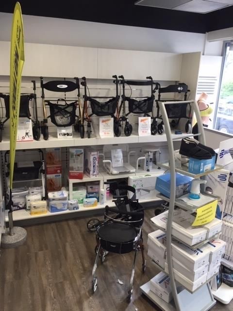 Eine Ausstellung von Gehhilfen und anderen medizinischen Geräten in einem Geschäft