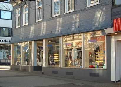 Ein Gebäude mit vielen Fenstern und einem Schild mit der Aufschrift „Apotheke“