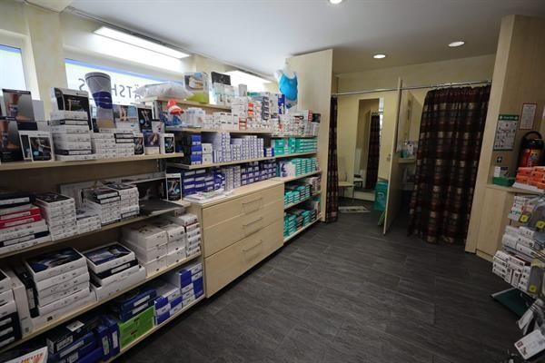 Ein Geschäft mit vielen Regalen und vielen Produkten.