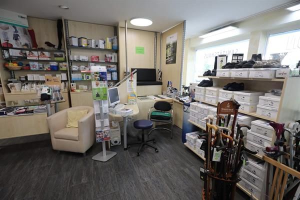 In der mitte des zimmers steht ein stuhl.