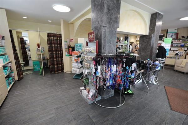 Eine Apotheke mit vielen ausgestellten Kleidungsstücken