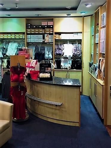 Ein Dessous-Geschäft mit einer Couch und einer Theke