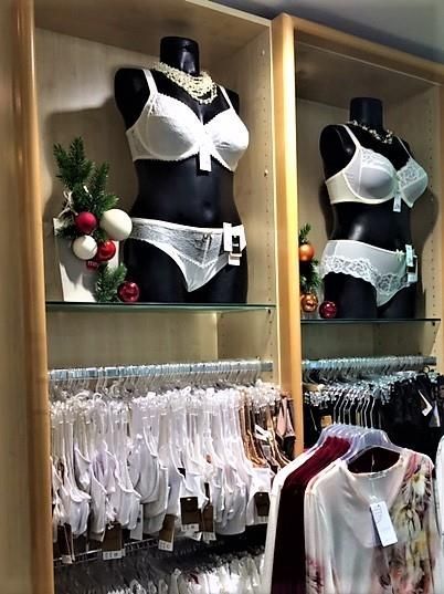 Zwei Schaufensterpuppen präsentieren Dessous in einem Geschäft