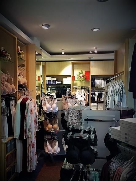 Ein Geschäft voller Kleider und BHs