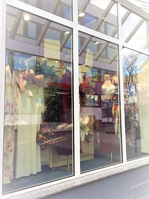 Schaufensterpuppen werden in einem Schaufenster eines Ladens ausgestellt