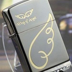 Encendedor negro con logotipo alado dorado y texto 