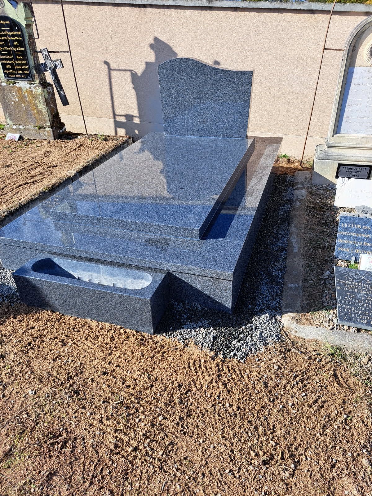 Un nouveau monument funéraire installé dans un cimetière.