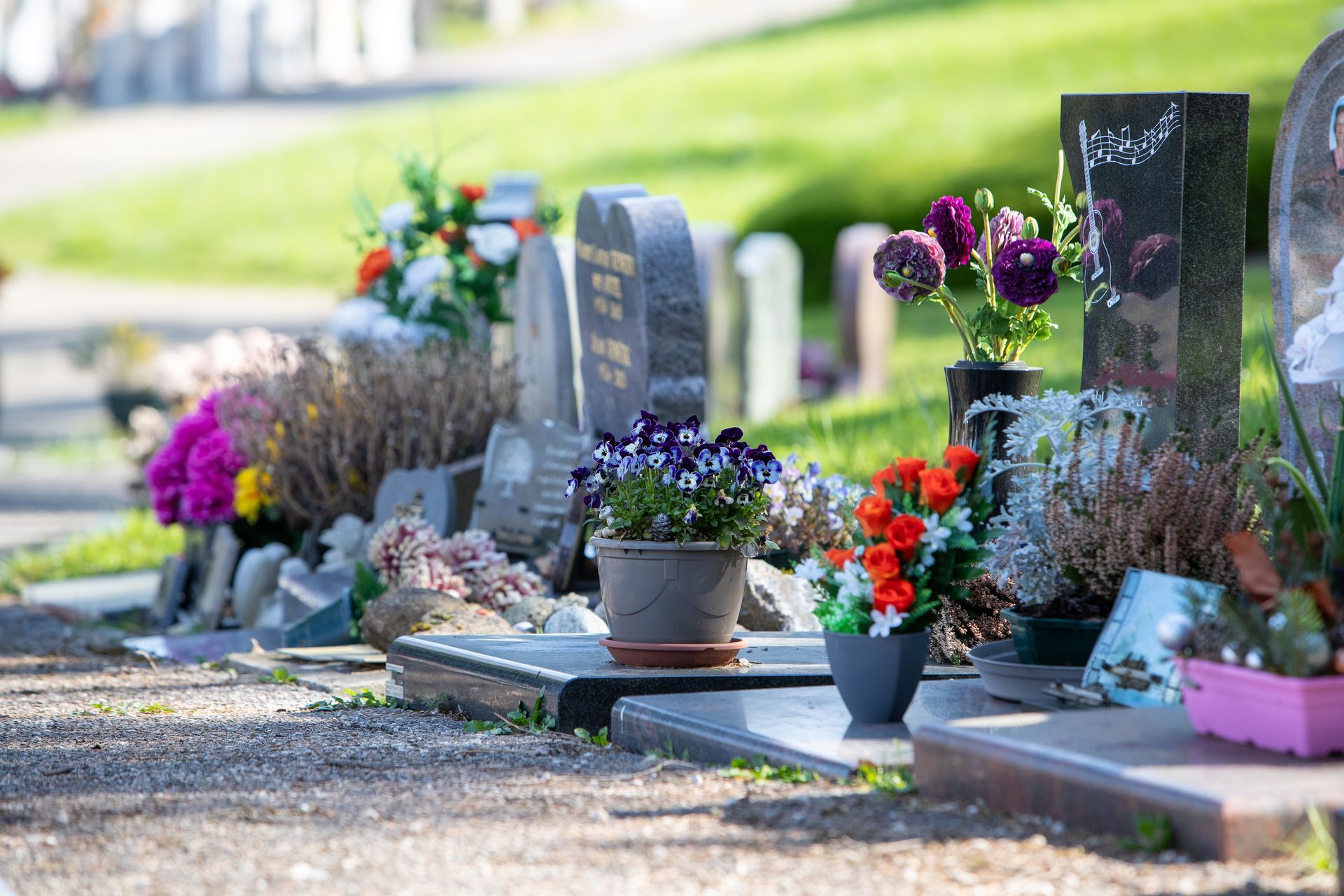 Des monuments cinéraires avec des fleurs et articles funéraires.