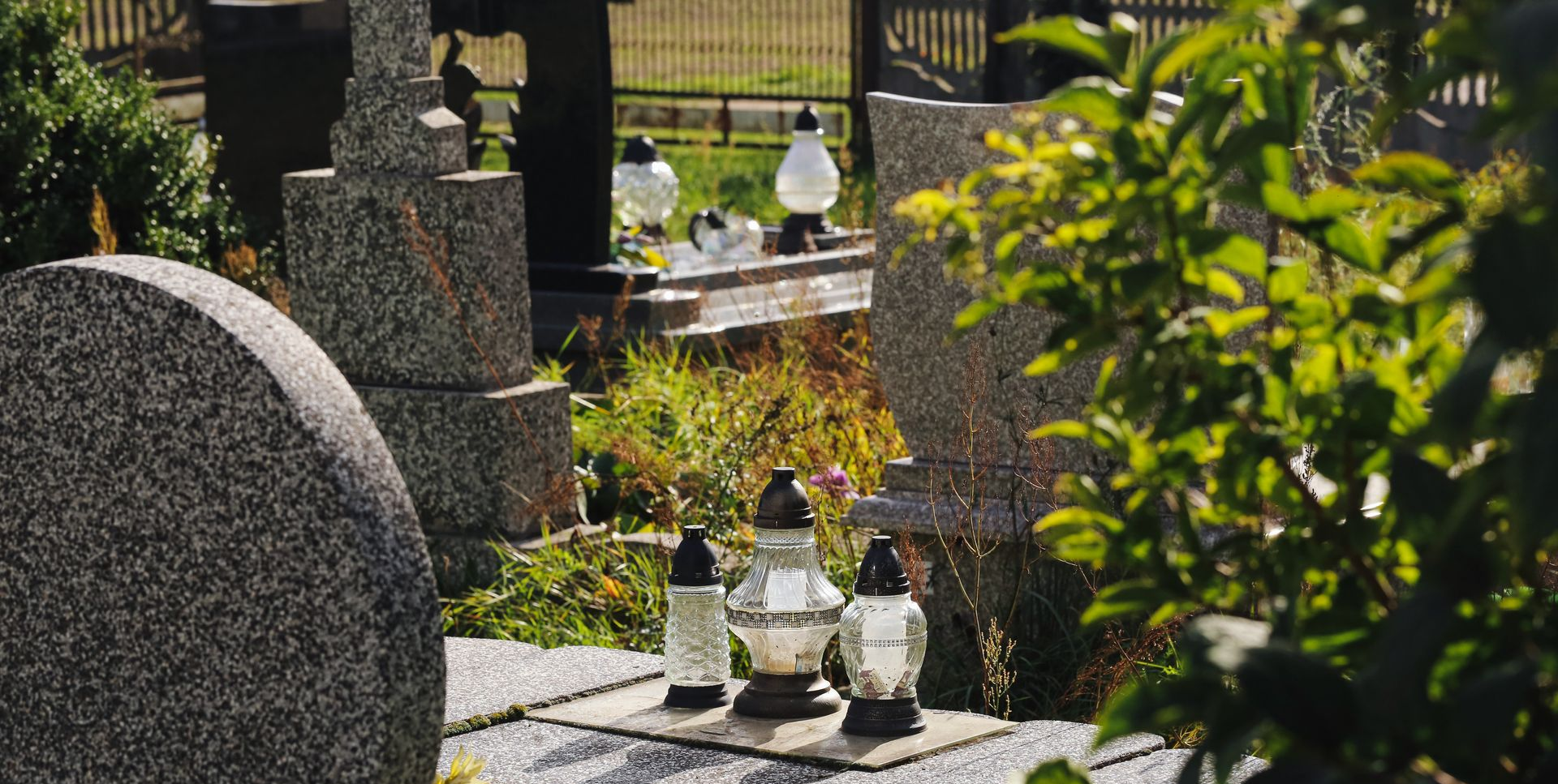 Des lanternes dans un cimetière.