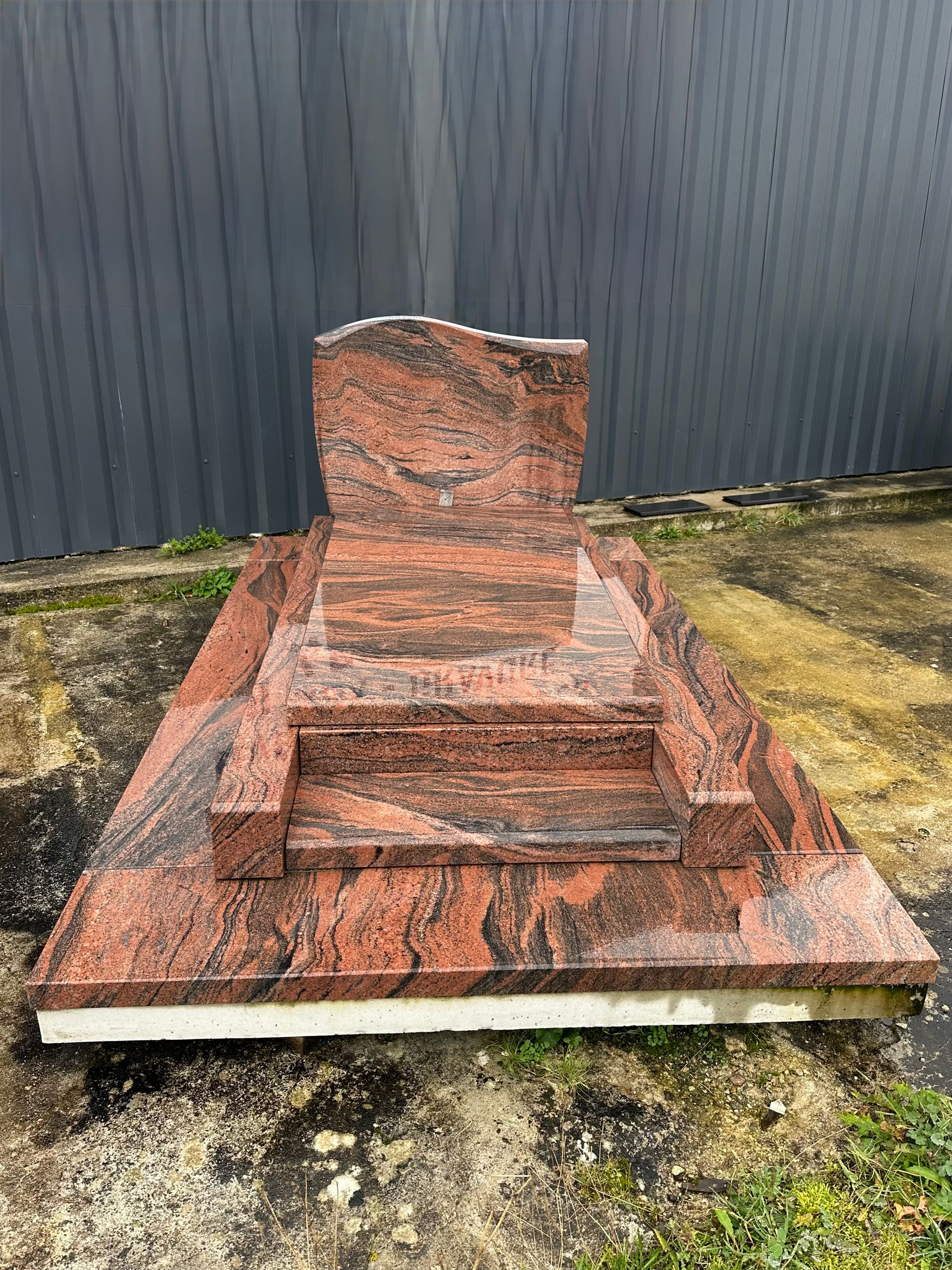 Un monument funéraire en granit tigré.