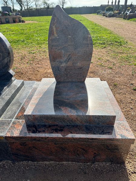 Monument cinéraire en granit gris et marron.