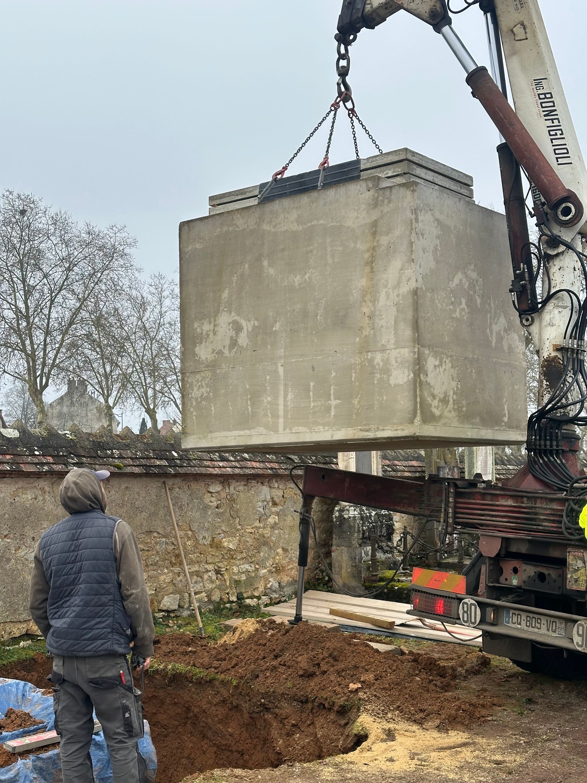 Installation d'un caveau.