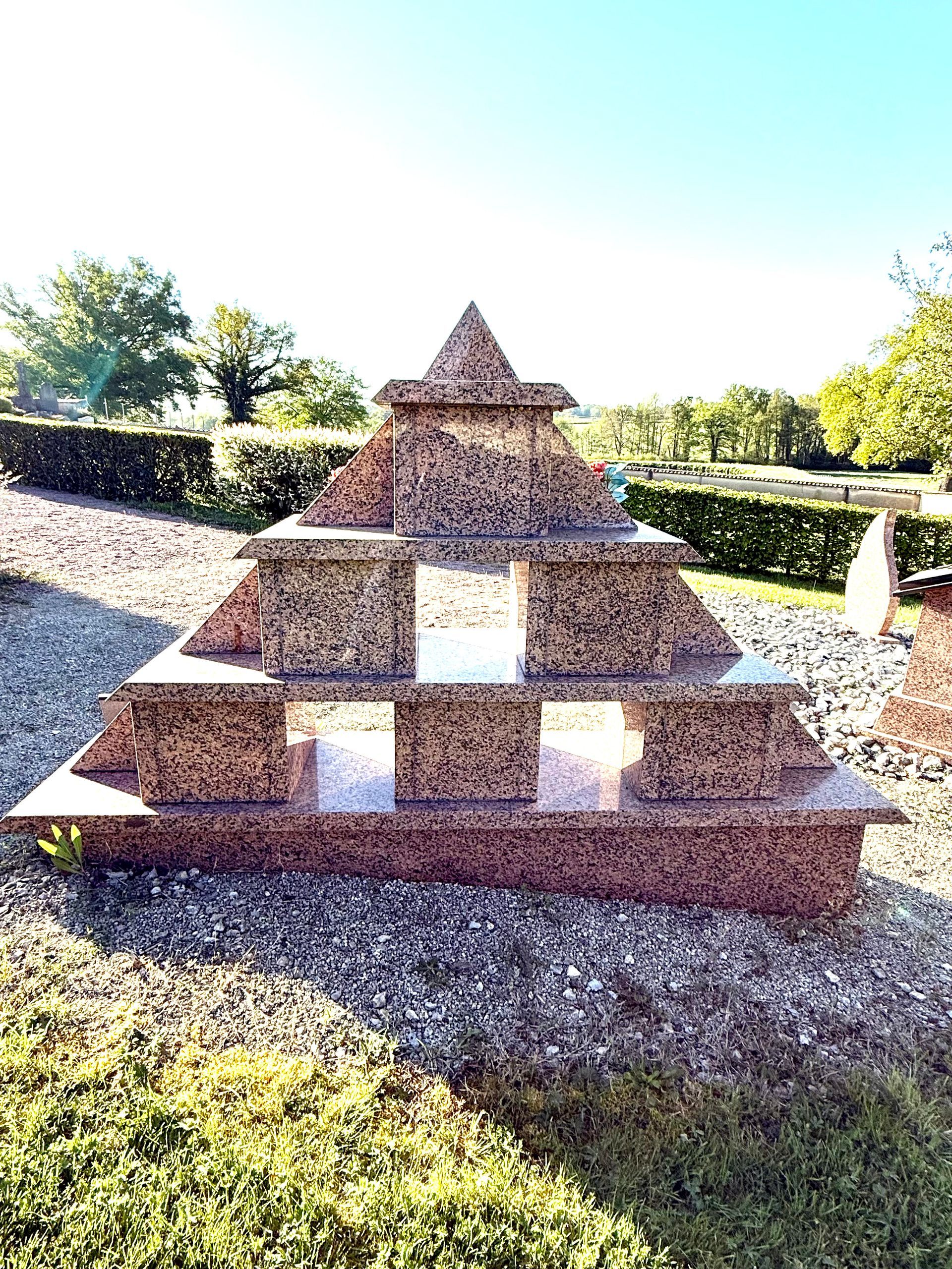 Un colombarium en forme de pyramide.