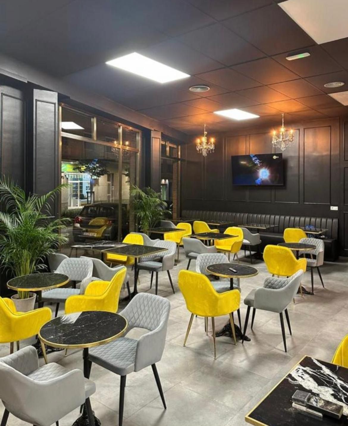 Una gran sala llena de mesas y sillas en un restaurante.