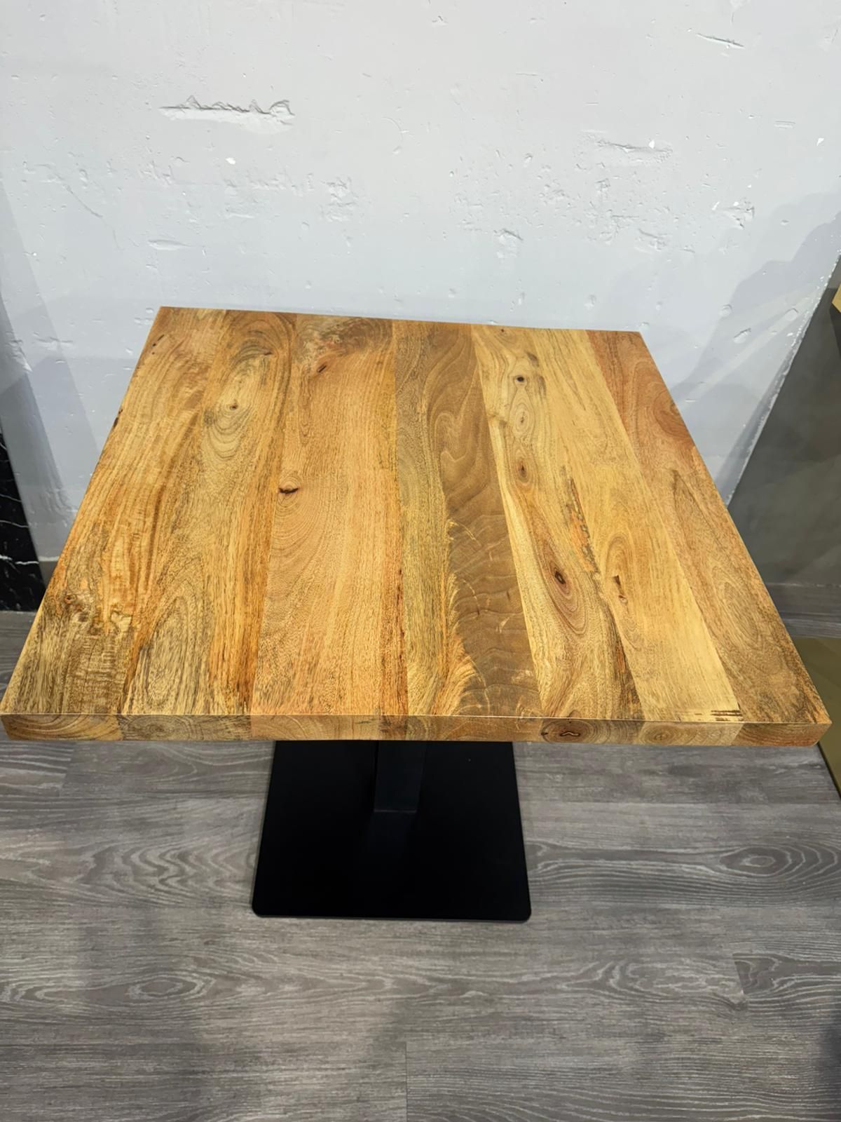 Mesa de madera natural de MANGO