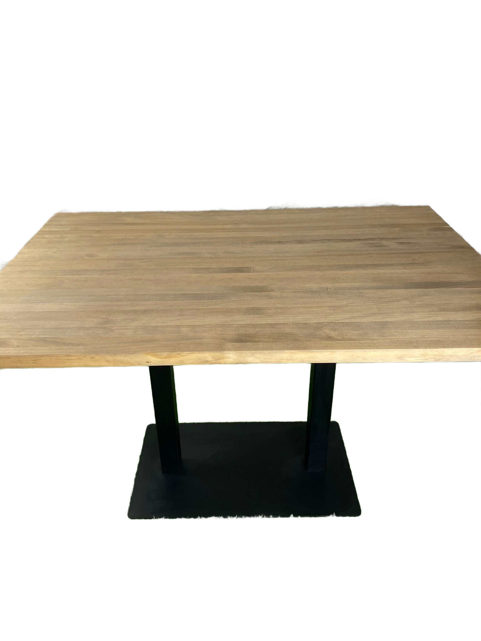 Una mesa de madera está colocada encima de una alfombra verde.