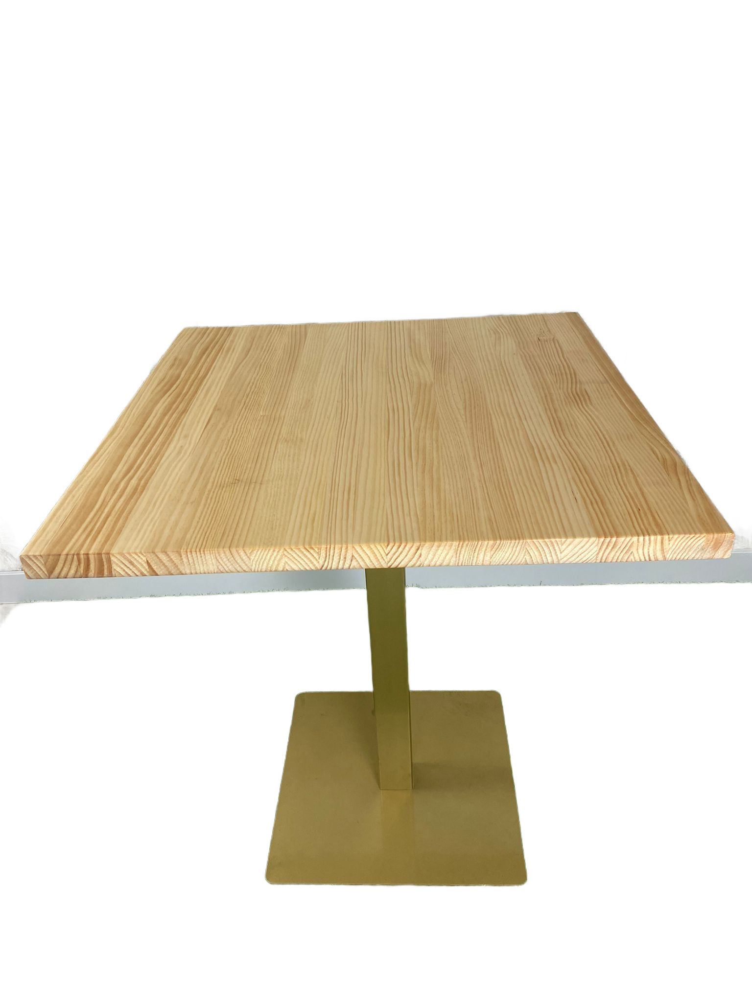 Una mesa de madera está colocada encima de una alfombra verde.